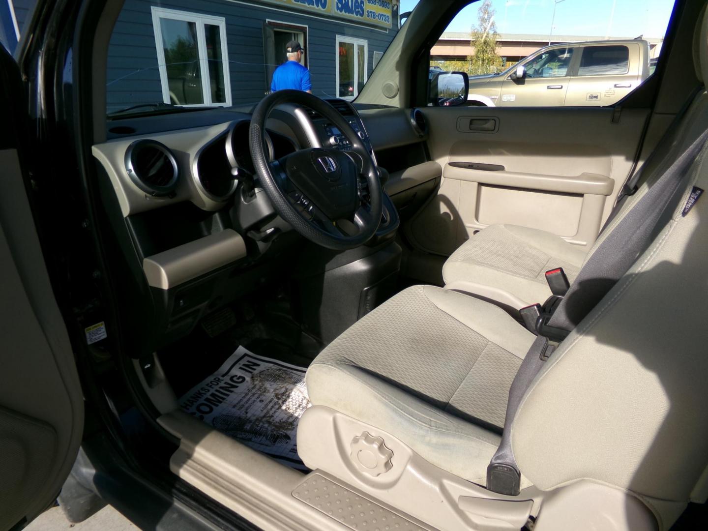 2011 Black Honda Element EX 4WD AT (5J6YH2H7XBL) with an 2.4L L4 DOHC 16V engine, 5-Speed Automatic transmission, located at 2630 Philips Field Rd., Fairbanks, AK, 99709, (907) 458-0593, 64.848068, -147.780609 - Photo#4