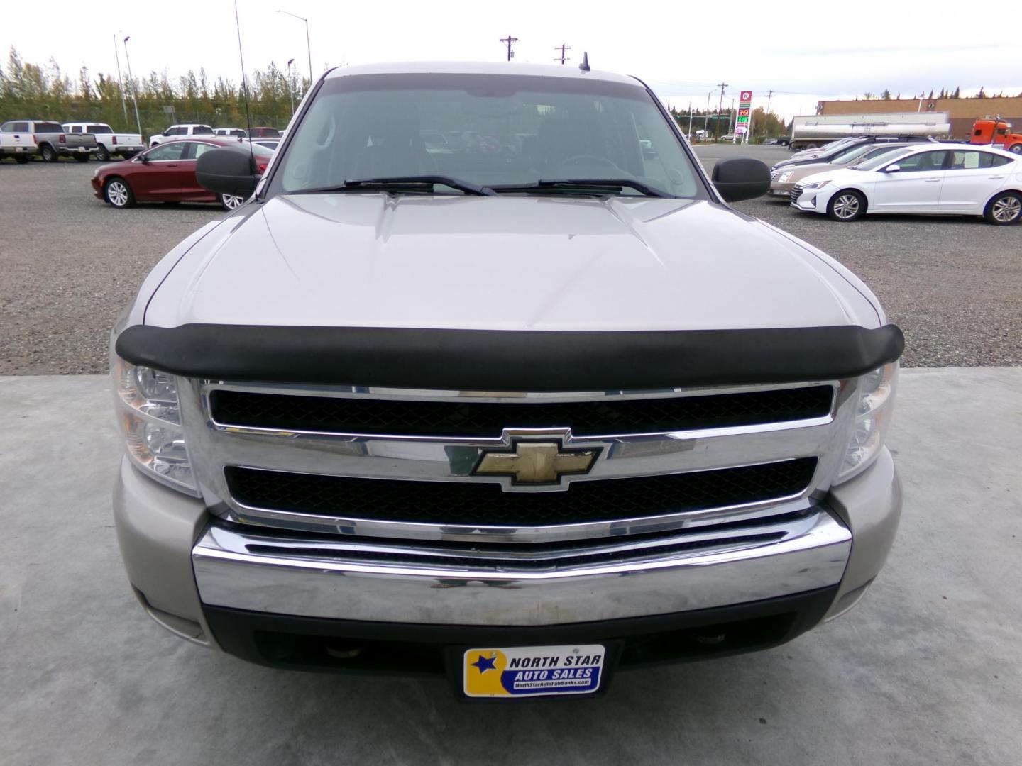 2007 Silver Chevrolet Silverado 1500 LT1 Crew Cab 4WD (2GCEK13MX71) with an 5.3L V8 OHV 16V engine, 4-Speed Automatic Overdrive transmission, located at 2630 Philips Field Rd., Fairbanks, AK, 99709, (907) 458-0593, 64.848068, -147.780609 - Photo#1