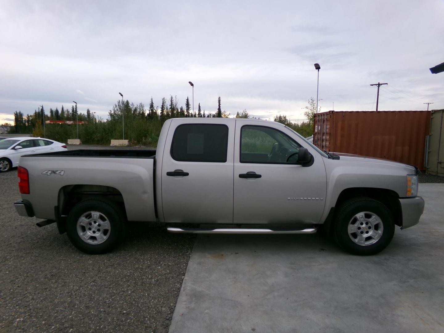 2007 Silver Chevrolet Silverado 1500 LT1 Crew Cab 4WD (2GCEK13MX71) with an 5.3L V8 OHV 16V engine, 4-Speed Automatic Overdrive transmission, located at 2630 Philips Field Rd., Fairbanks, AK, 99709, (907) 458-0593, 64.848068, -147.780609 - Photo#2