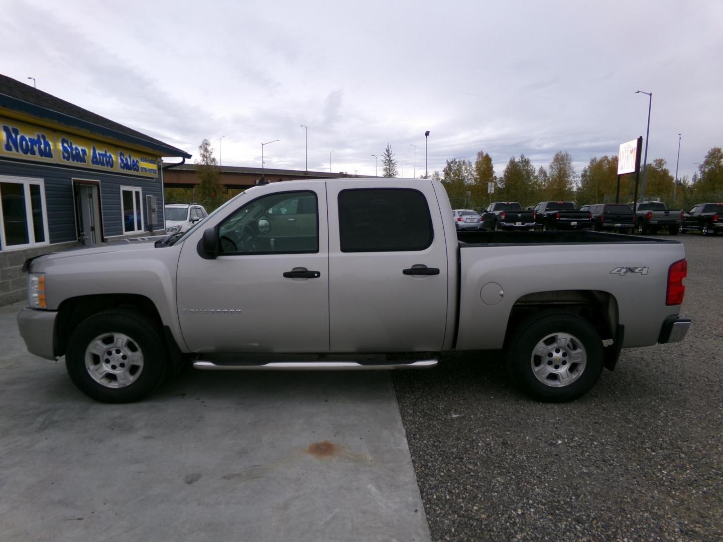 2007 Silver Chevrolet Silverado 1500 LT1 Crew Cab 4WD (2GCEK13MX71) with an 5.3L V8 OHV 16V engine, 4-Speed Automatic Overdrive transmission, located at 2630 Philips Field Rd., Fairbanks, AK, 99709, (907) 458-0593, 64.848068, -147.780609 - Photo#4