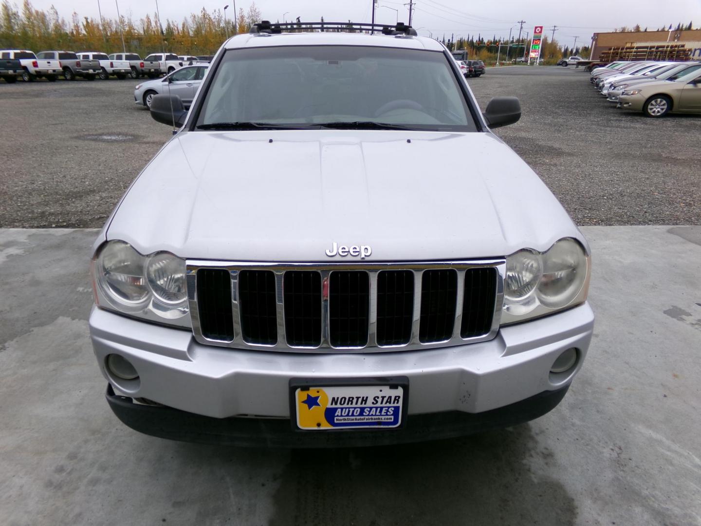 2006 Silver Jeep Grand Cherokee Limited 4WD (1J8HR58226C) with an 5.7L V8 OHV 16V engine, 5-Speed Automatic Overdrive transmission, located at 2630 Philips Field Rd., Fairbanks, AK, 99709, (907) 458-0593, 64.848068, -147.780609 - Photo#1