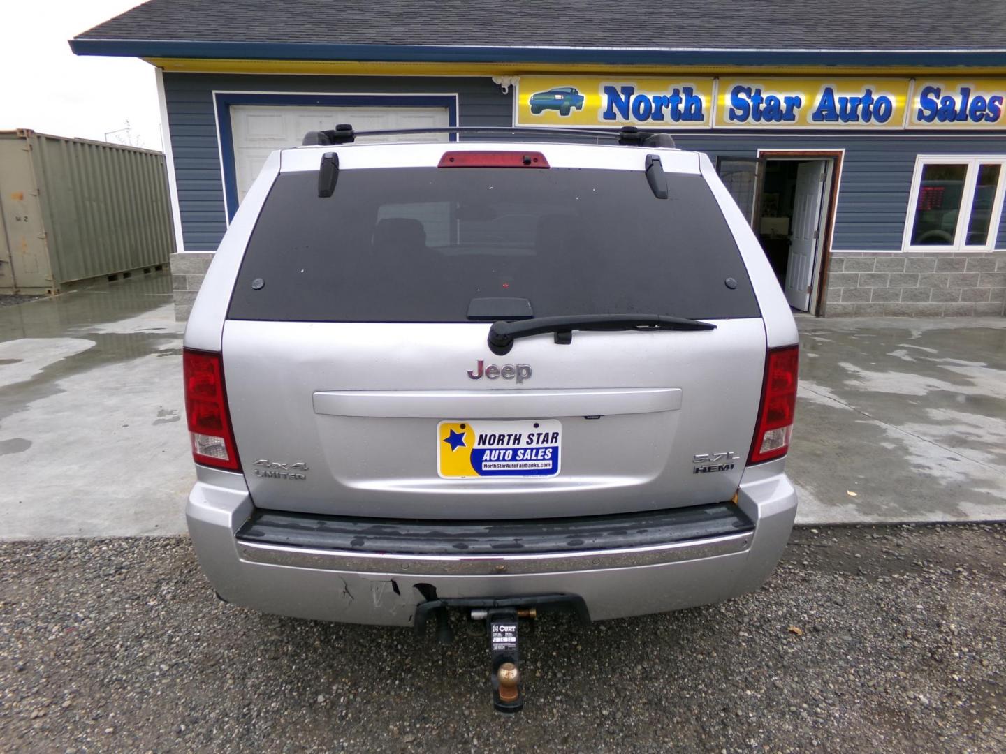 2006 Silver Jeep Grand Cherokee Limited 4WD (1J8HR58226C) with an 5.7L V8 OHV 16V engine, 5-Speed Automatic Overdrive transmission, located at 2630 Philips Field Rd., Fairbanks, AK, 99709, (907) 458-0593, 64.848068, -147.780609 - Photo#3