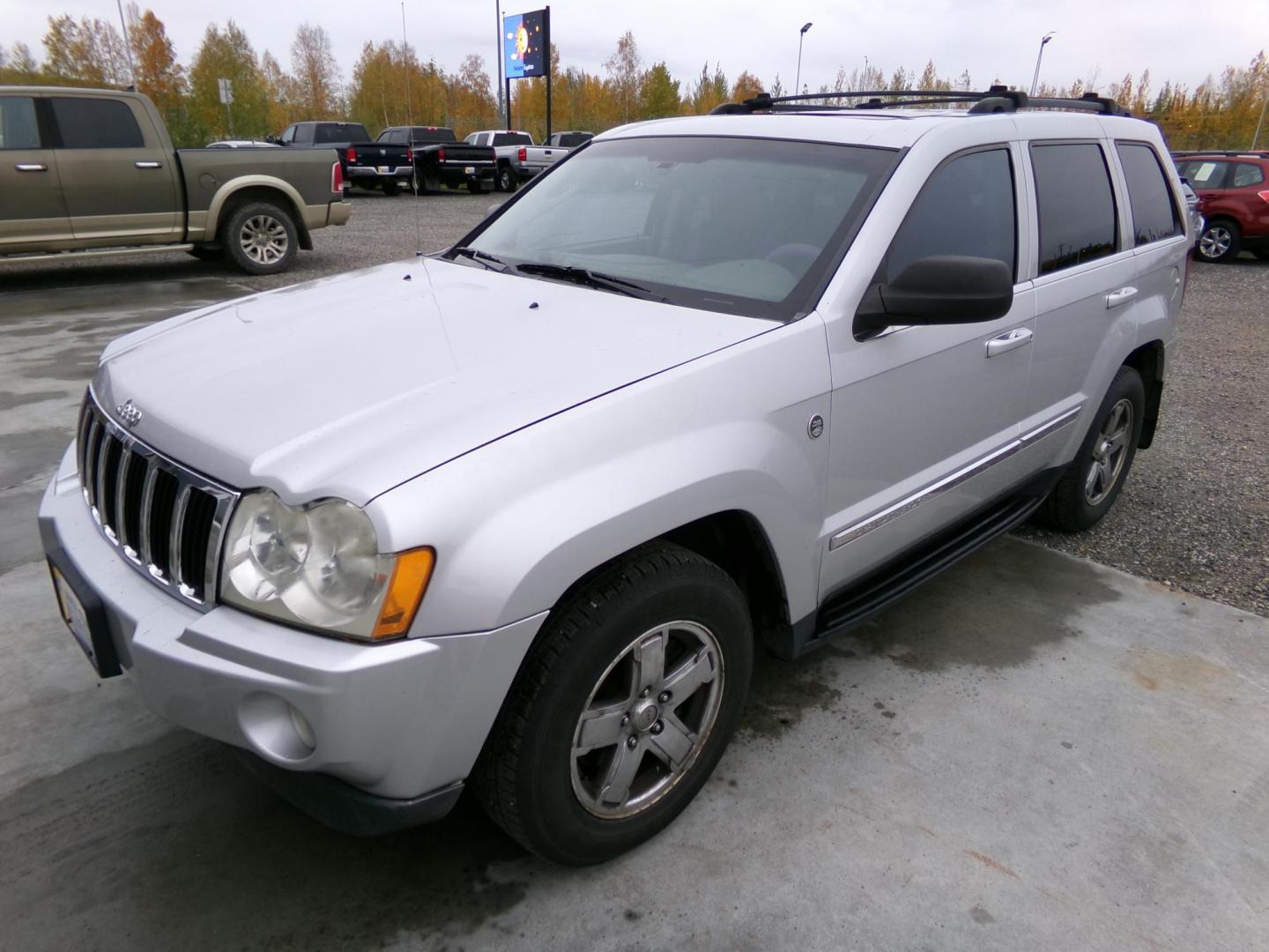 2006 Silver Jeep Grand Cherokee Limited 4WD (1J8HR58226C) with an 5.7L V8 OHV 16V engine, 5-Speed Automatic Overdrive transmission, located at 2630 Philips Field Rd., Fairbanks, AK, 99709, (907) 458-0593, 64.848068, -147.780609 - Photo#0