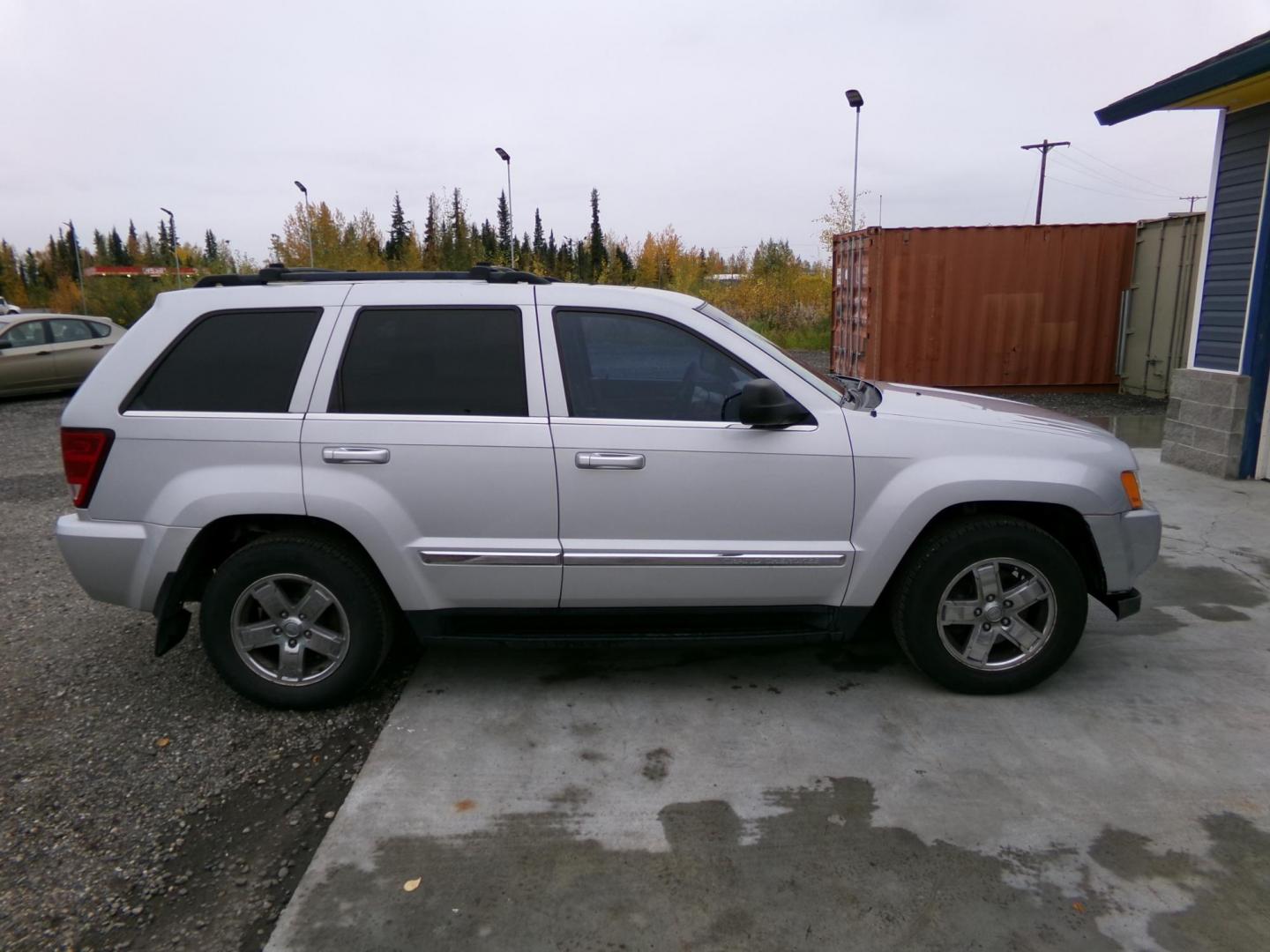 2006 Silver Jeep Grand Cherokee Limited 4WD (1J8HR58226C) with an 5.7L V8 OHV 16V engine, 5-Speed Automatic Overdrive transmission, located at 2630 Philips Field Rd., Fairbanks, AK, 99709, (907) 458-0593, 64.848068, -147.780609 - Photo#2