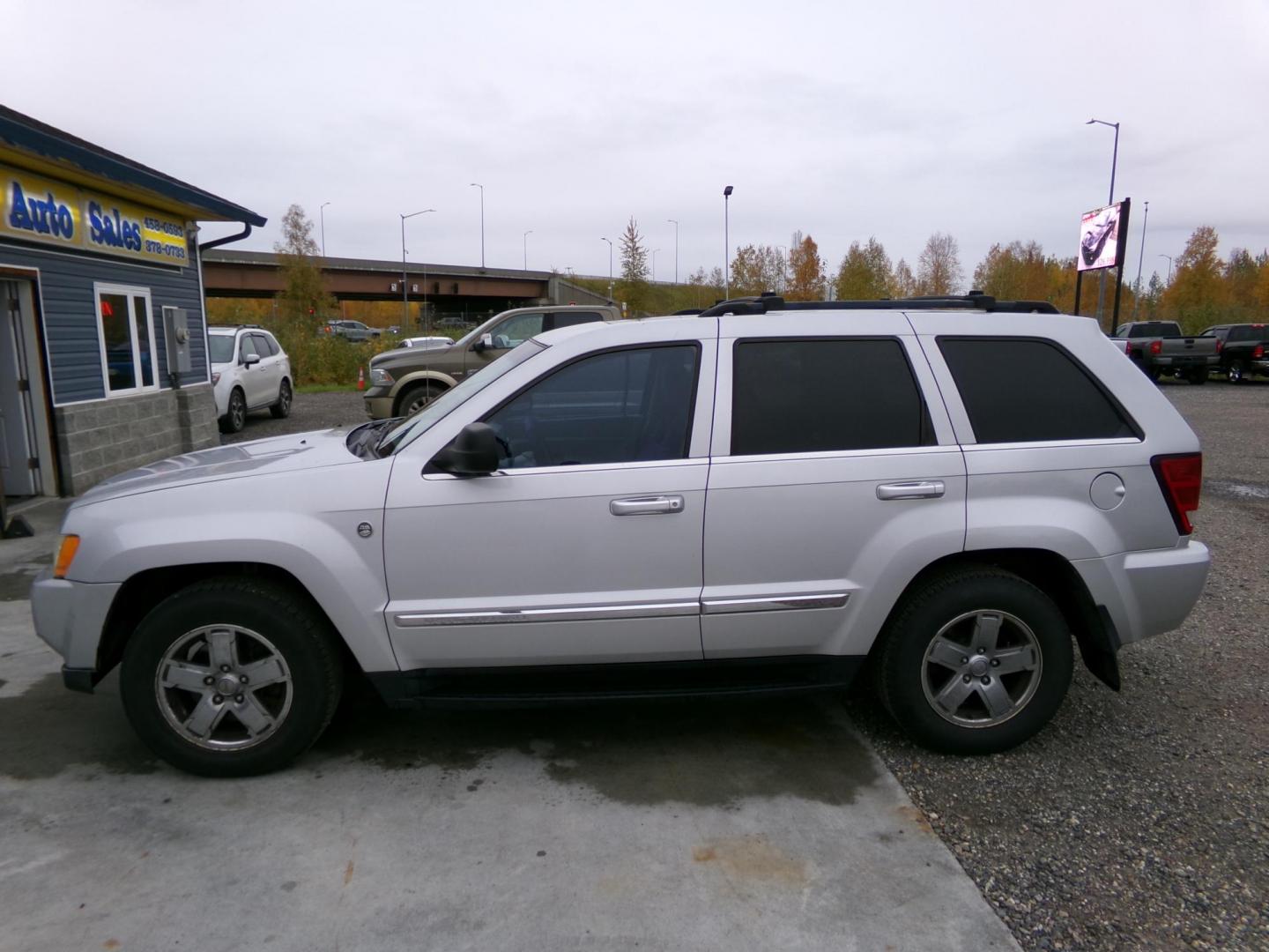 2006 Silver Jeep Grand Cherokee Limited 4WD (1J8HR58226C) with an 5.7L V8 OHV 16V engine, 5-Speed Automatic Overdrive transmission, located at 2630 Philips Field Rd., Fairbanks, AK, 99709, (907) 458-0593, 64.848068, -147.780609 - Photo#4