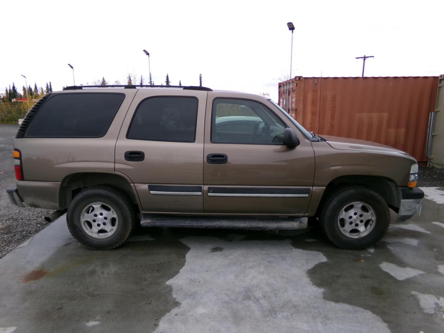 2004 Gold Chevrolet Tahoe 4WD (1GNEK13V94J) with an 4.8L V8 OHV 16V engine, 4-Speed Automatic Overdrive transmission, located at 2630 Philips Field Rd., Fairbanks, AK, 99709, (907) 458-0593, 64.848068, -147.780609 - Photo#3