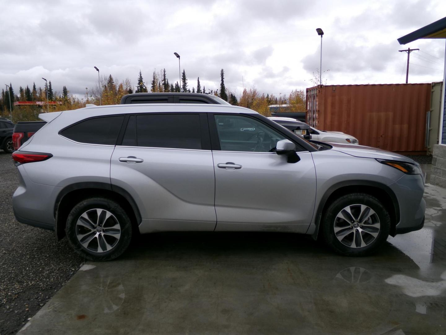 2023 Silver Toyota Highlander Others (5TDKDRBH8PS) with an 3.5L V6 DOHC 24V engine, 6A transmission, located at 2630 Philips Field Rd., Fairbanks, AK, 99709, (907) 458-0593, 64.848068, -147.780609 - Photo#2