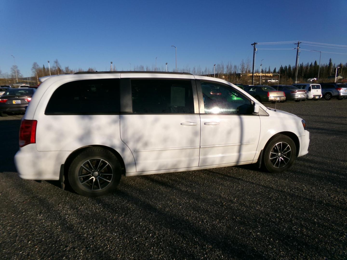 2015 White Dodge Grand Caravan R/T (2C4RDGEGXFR) with an 3.6L V6 DOHC 24V engine, 6-Speed Automatic transmission, located at 2630 Philips Field Rd., Fairbanks, AK, 99709, (907) 458-0593, 64.848068, -147.780609 - Photo#3