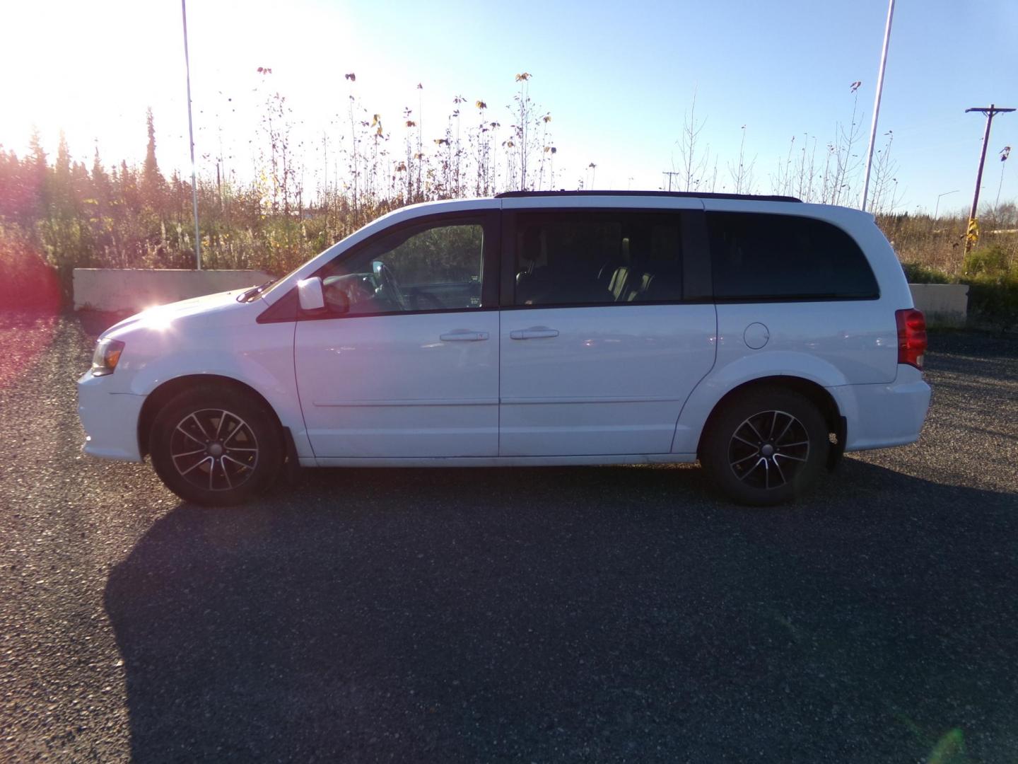 2015 White Dodge Grand Caravan R/T (2C4RDGEGXFR) with an 3.6L V6 DOHC 24V engine, 6-Speed Automatic transmission, located at 2630 Philips Field Rd., Fairbanks, AK, 99709, (907) 458-0593, 64.848068, -147.780609 - Photo#4