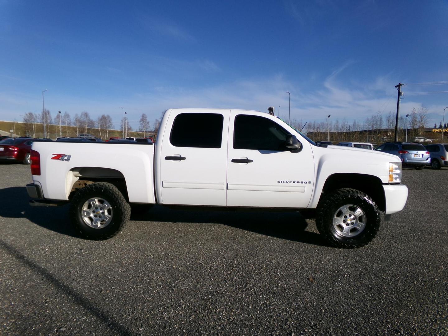 2009 White /Black Chevrolet Silverado 1500 LT1 Crew Cab 4WD (3GCEK23319G) with an 5.3L V8 OHV 16V FFV engine, 4-Speed Automatic transmission, located at 2630 Philips Field Rd., Fairbanks, AK, 99709, (907) 458-0593, 64.848068, -147.780609 - Photo#2