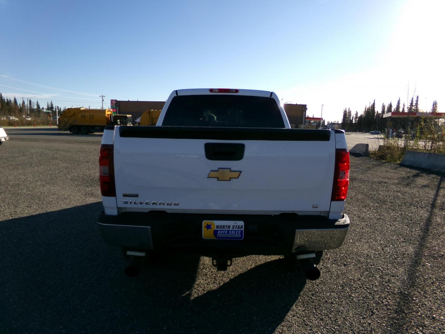 2009 White /Black Chevrolet Silverado 1500 LT1 Crew Cab 4WD (3GCEK23319G) with an 5.3L V8 OHV 16V FFV engine, 4-Speed Automatic transmission, located at 2630 Philips Field Rd., Fairbanks, AK, 99709, (907) 458-0593, 64.848068, -147.780609 - Photo#3