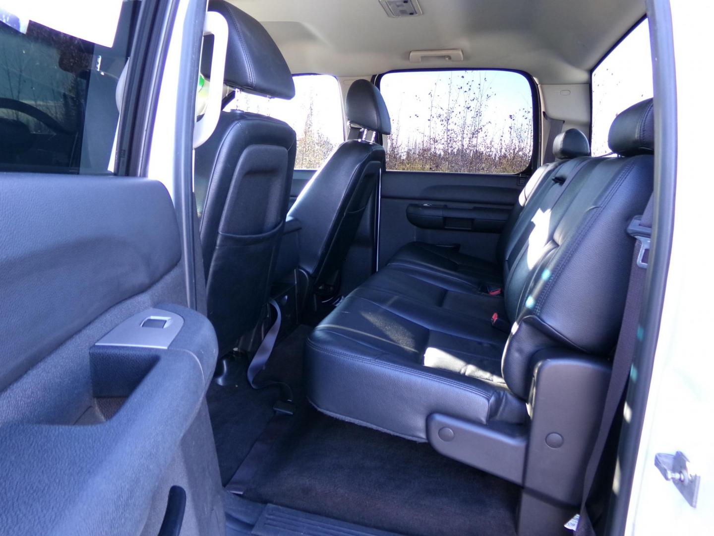 2009 White /Black Chevrolet Silverado 1500 LT1 Crew Cab 4WD (3GCEK23319G) with an 5.3L V8 OHV 16V FFV engine, 4-Speed Automatic transmission, located at 2630 Philips Field Rd., Fairbanks, AK, 99709, (907) 458-0593, 64.848068, -147.780609 - Photo#4