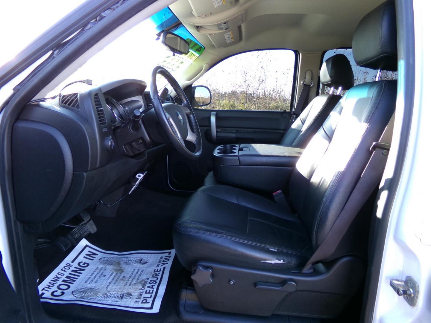 2009 White /Black Chevrolet Silverado 1500 LT1 Crew Cab 4WD (3GCEK23319G) with an 5.3L V8 OHV 16V FFV engine, 4-Speed Automatic transmission, located at 2630 Philips Field Rd., Fairbanks, AK, 99709, (907) 458-0593, 64.848068, -147.780609 - Photo#5