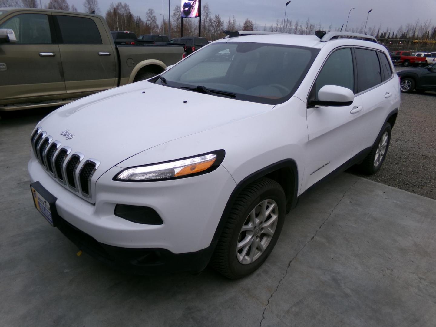 2018 White Jeep Cherokee Latitude 4WD (1C4PJMCB9JD) with an 2.4L L4 DOHC 16V engine, 9A transmission, located at 2630 Philips Field Rd., Fairbanks, AK, 99709, (907) 458-0593, 64.848068, -147.780609 - Photo#0