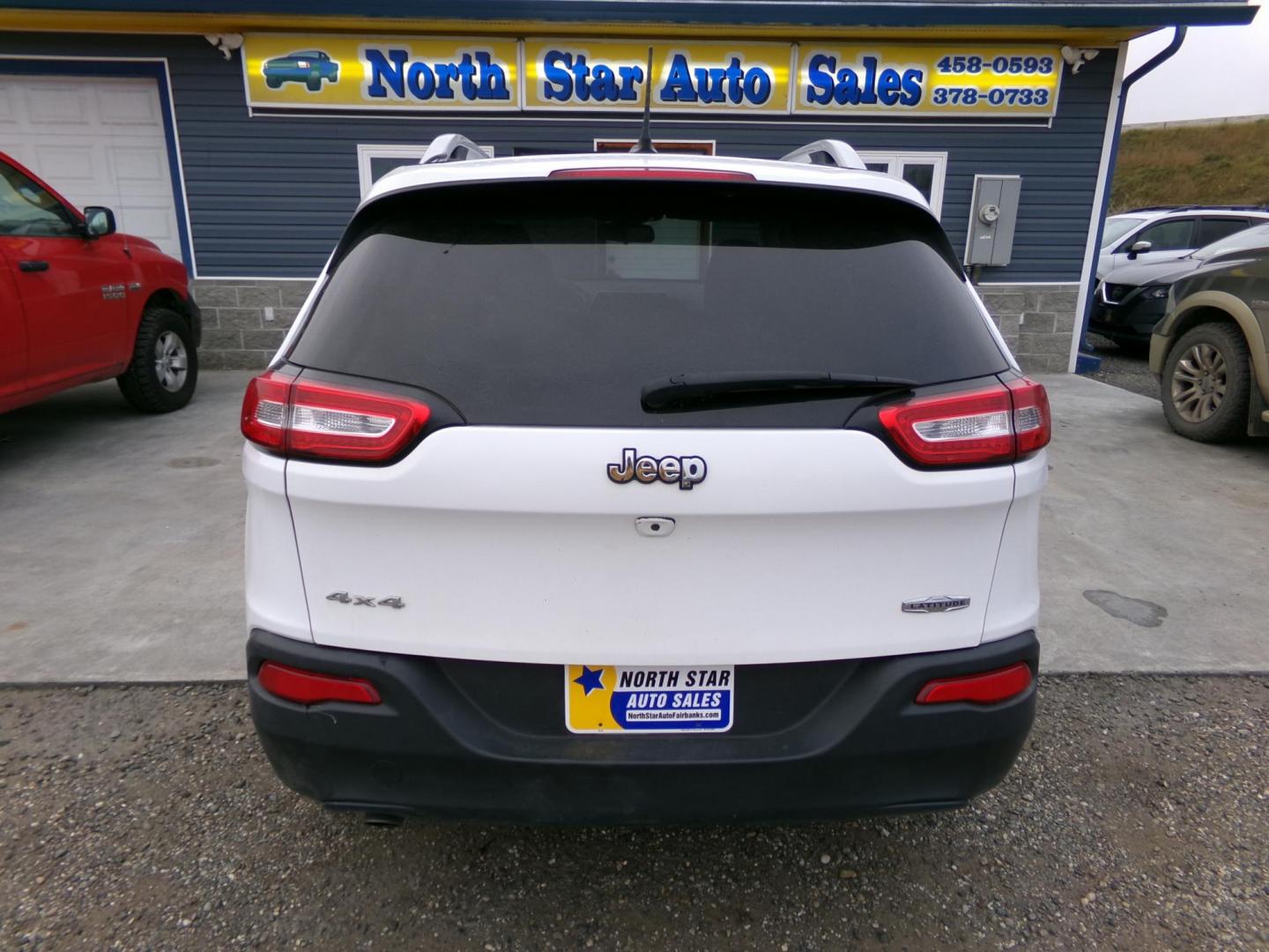 2018 White Jeep Cherokee Latitude 4WD (1C4PJMCB9JD) with an 2.4L L4 DOHC 16V engine, 9A transmission, located at 2630 Philips Field Rd., Fairbanks, AK, 99709, (907) 458-0593, 64.848068, -147.780609 - Photo#1