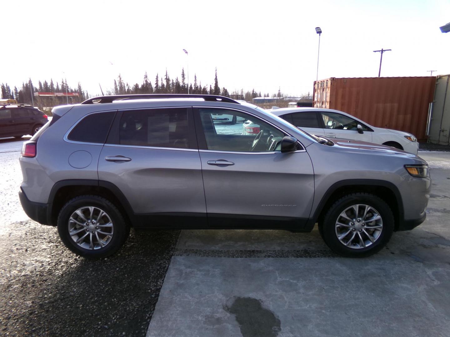 2022 Silver Jeep Cherokee Latitude Lux 4WD (1C4PJMMXXND) with an 3.2L V6 DOHC 24V engine, 9A transmission, located at 2630 Philips Field Rd., Fairbanks, AK, 99709, (907) 458-0593, 64.848068, -147.780609 - Photo#2