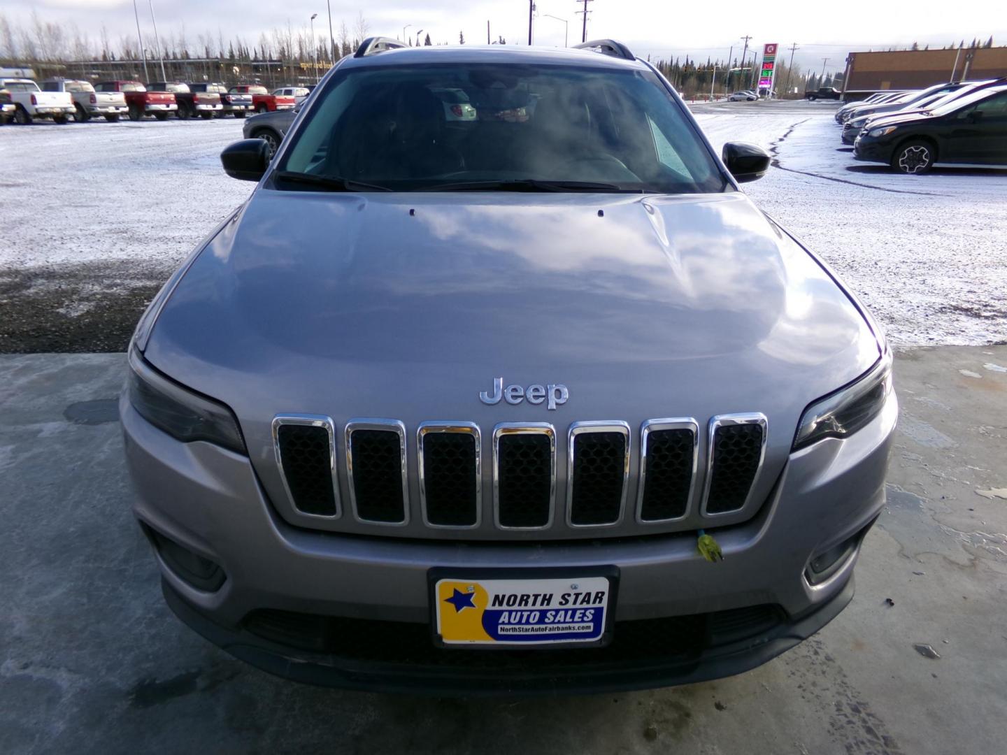 2022 Silver Jeep Cherokee Latitude Lux 4WD (1C4PJMMXXND) with an 3.2L V6 DOHC 24V engine, 9A transmission, located at 2630 Philips Field Rd., Fairbanks, AK, 99709, (907) 458-0593, 64.848068, -147.780609 - Photo#1