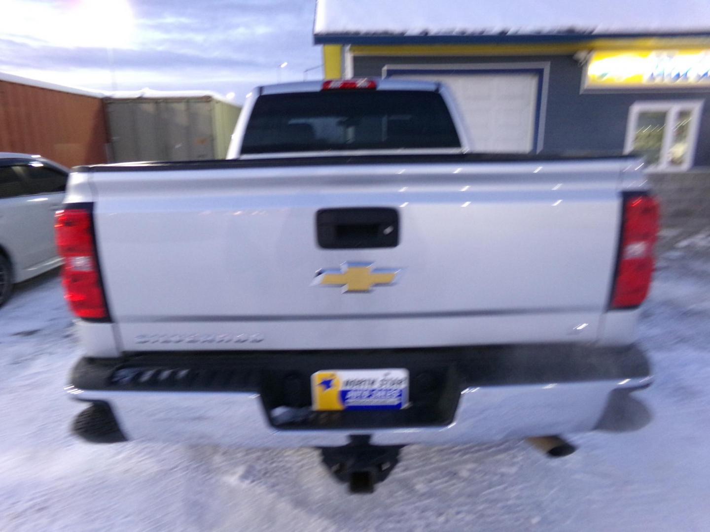 2019 Silver Chevrolet Silverado 2500HD LT 4WD (1GC1KSEG1KF) with an 6.0L V8 OHV 16V FFV engine, 6A transmission, located at 2630 Philips Field Rd., Fairbanks, AK, 99709, (907) 458-0593, 64.848068, -147.780609 - Photo#3