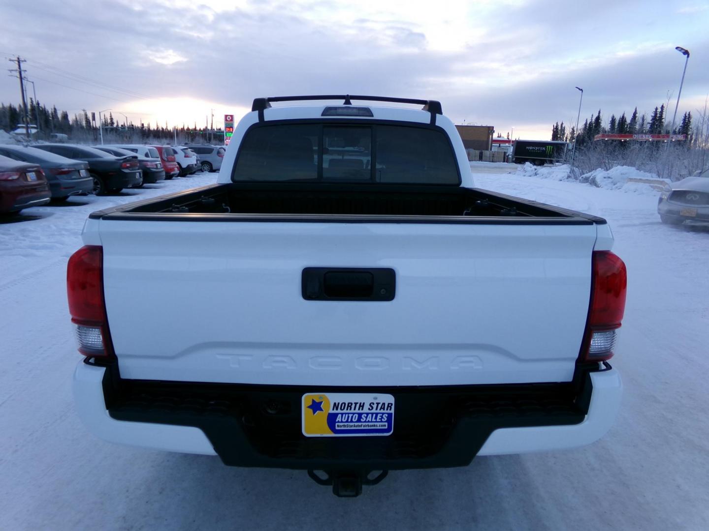 2022 White Toyota Tacoma SR5 Double Cab Long Bed V6 6AT 4WD (3TMCZ5AN8NM) with an 3.5L V6 DOHC 24V engine, 6A transmission, located at 2630 Philips Field Rd., Fairbanks, AK, 99709, (907) 458-0593, 64.848068, -147.780609 - Photo#3