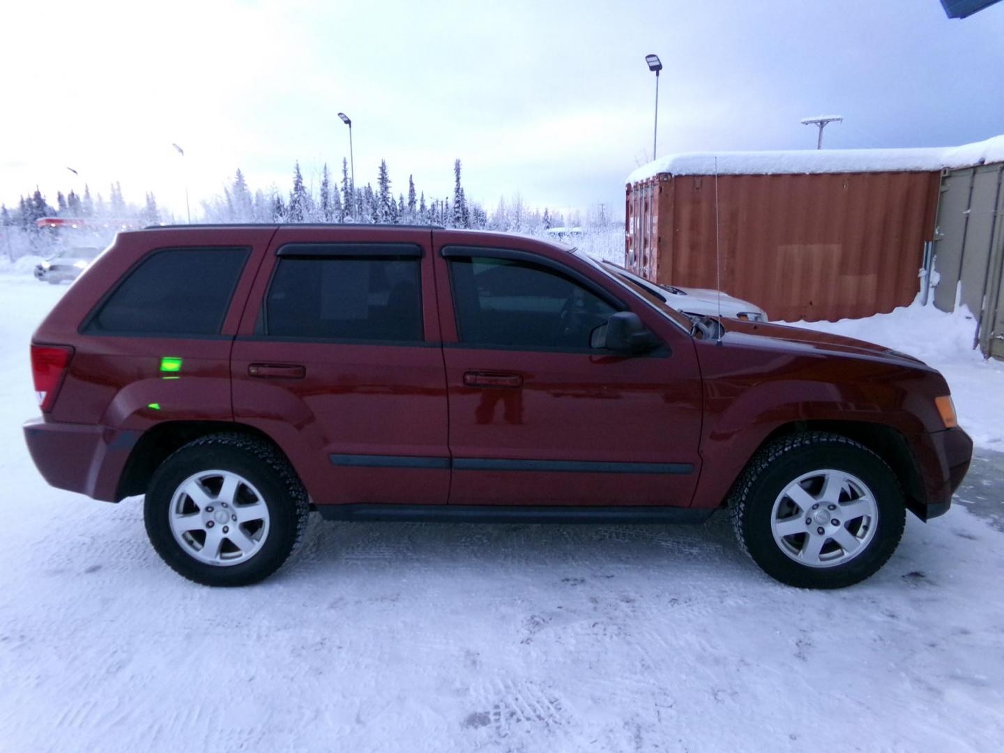 2008 Maroon Jeep Grand Cherokee Laredo 4WD (1J8GR48K38C) with an 3.7L V6 SOHC 12V engine, 5-Speed Automatic Overdrive transmission, located at 2630 Philips Field Rd., Fairbanks, AK, 99709, (907) 458-0593, 64.848068, -147.780609 - Photo#2