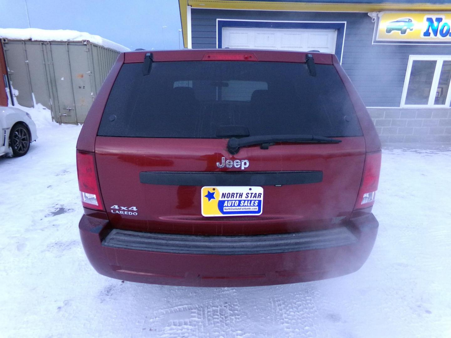 2008 Maroon Jeep Grand Cherokee Laredo 4WD (1J8GR48K38C) with an 3.7L V6 SOHC 12V engine, 5-Speed Automatic Overdrive transmission, located at 2630 Philips Field Rd., Fairbanks, AK, 99709, (907) 458-0593, 64.848068, -147.780609 - Photo#3