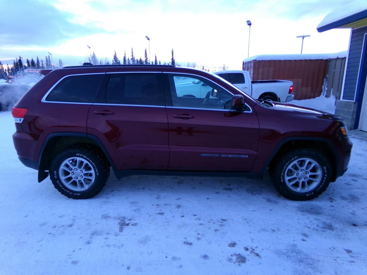 2018 Red Jeep Grand Cherokee Laredo 4WD (1C4RJFAG3JC) with an 3.6L V6 DOHC 24V engine, 8A transmission, located at 2630 Philips Field Rd., Fairbanks, AK, 99709, (907) 458-0593, 64.848068, -147.780609 - Photo#2