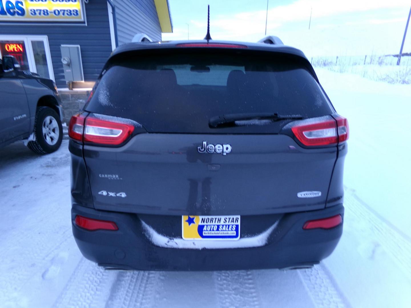 2015 Grey Jeep Cherokee Latitude 4WD (1C4PJMCSXFW) with an 3.2L V6 DOHC 24V engine, 9-Speed Automatic transmission, located at 2630 Philips Field Rd., Fairbanks, AK, 99709, (907) 458-0593, 64.848068, -147.780609 - Photo#3