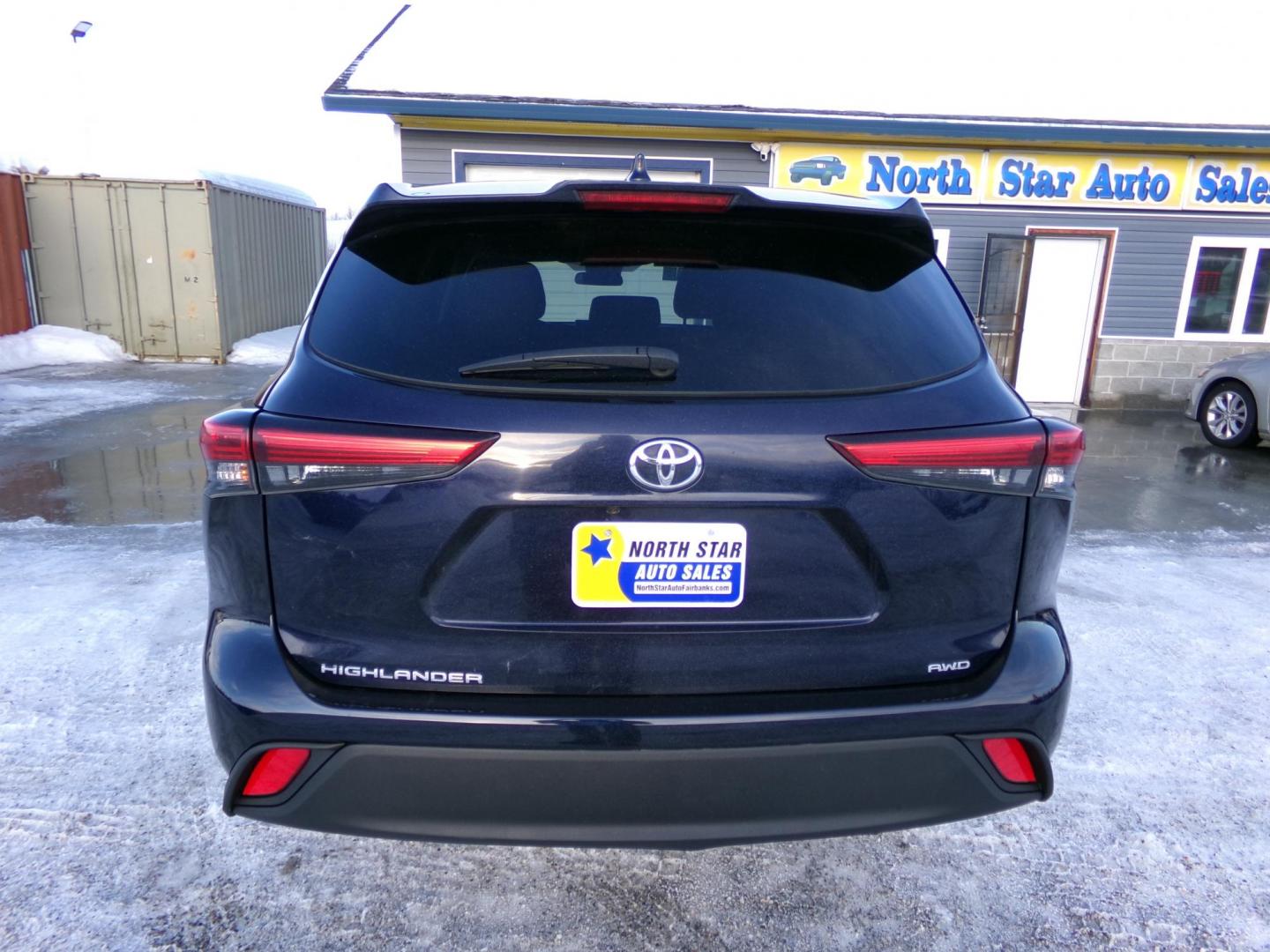 2020 Blue Toyota Highlander L AWD V6 (5TDCZRBH0LS) with an 3.5L V6 DOHC 24V engine, 6A transmission, located at 2630 Philips Field Rd., Fairbanks, AK, 99709, (907) 458-0593, 64.848068, -147.780609 - Photo#3