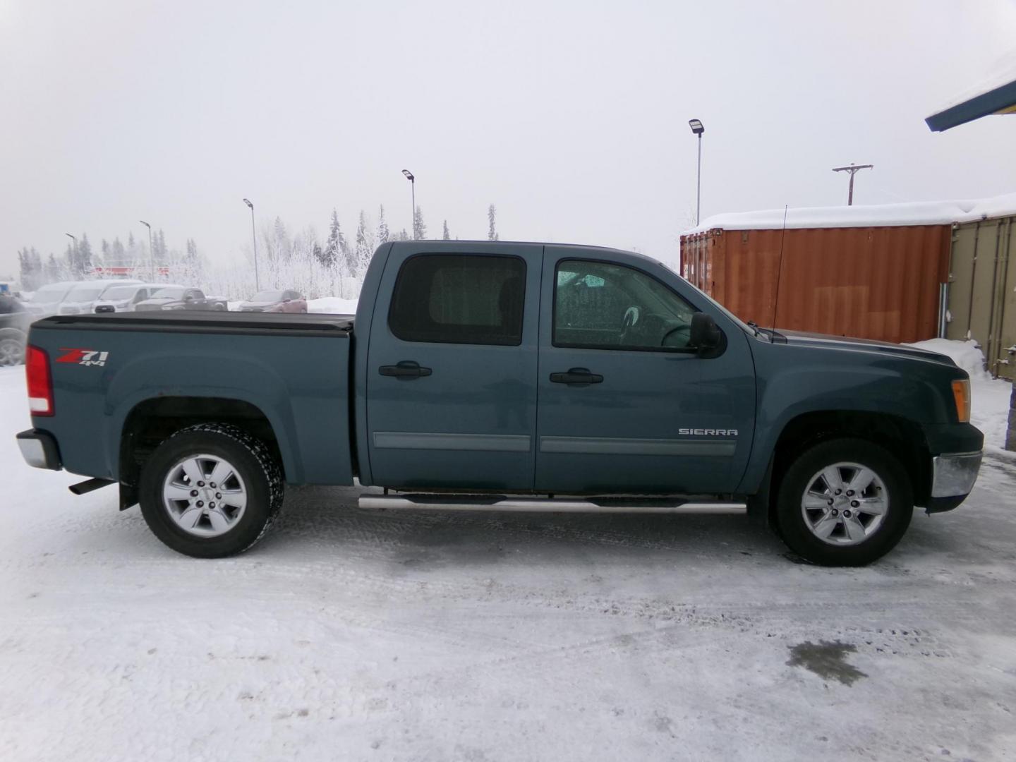 2012 GMC Sierra 1500 SLE Crew Cab 4WD (3GTP2VE78CG) with an 5.3L V8 OHV 16V FFV engine, 6-Speed Automatic transmission, located at 2630 Philips Field Rd., Fairbanks, AK, 99709, (907) 458-0593, 64.848068, -147.780609 - Photo#2